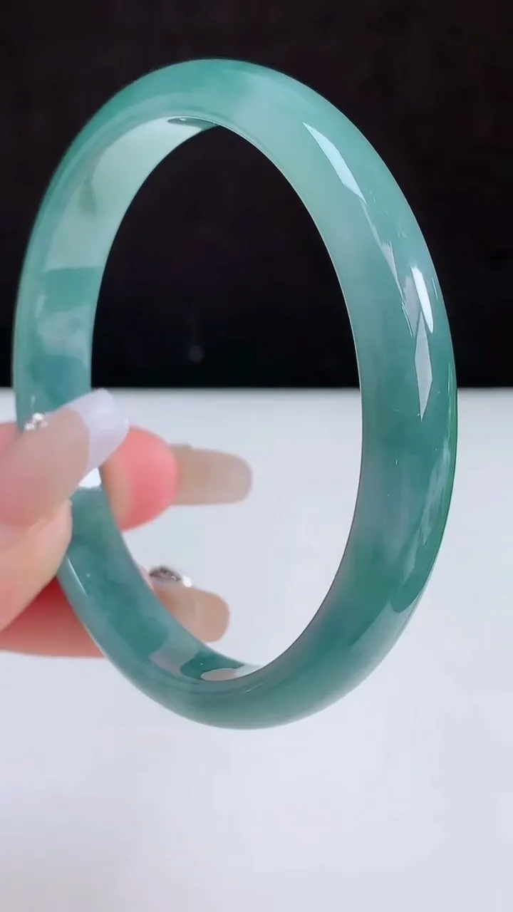 圈口58-59翡翠a货蓝水宽边手镯尺寸59-9-5.6，重量:34.11g3月5日