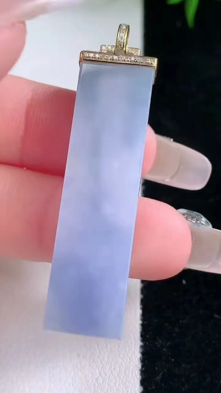 天然A货翡翠18K金紫罗兰无事牌吊坠，尺寸43.2-11-5.6，重量:11.14g
3月5日