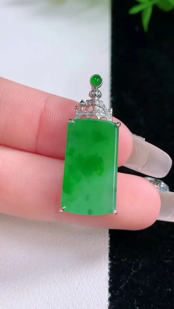 天然A货翡翠无事牌吊坠，尺寸31-20.9-11.5-4.6，重量:2.59g
3月5日