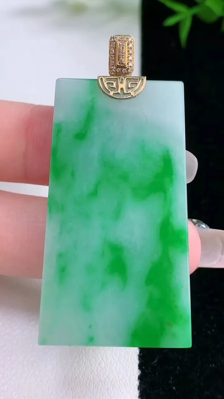 天然A货翡翠无事牌吊坠，尺寸46.7-25.8-3.6，重量:15.14g
3月5日