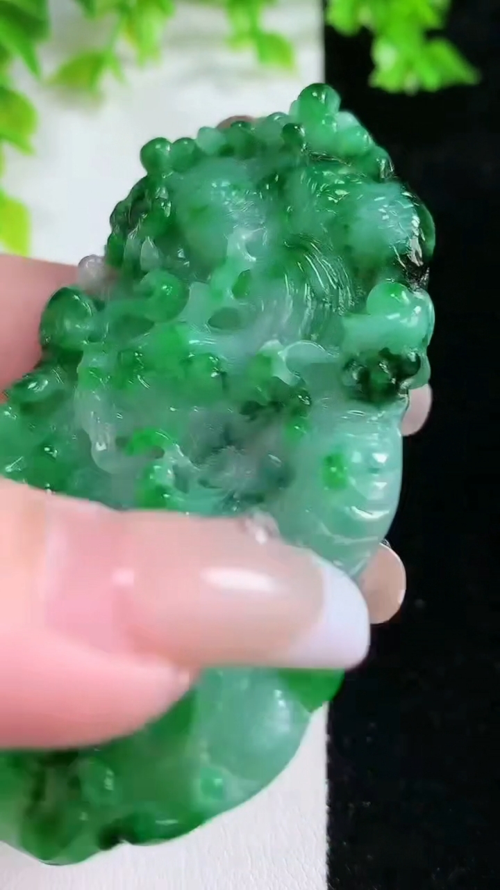 天然A货翡翠龙牌吊坠，尺寸70-43-9，重:41.70g
3月5日