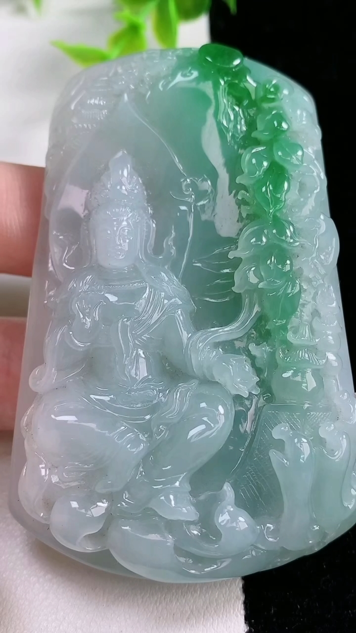 天然A货翡翠观音菩萨吊坠，尺寸75-48-11，重:78.03g
3月5日