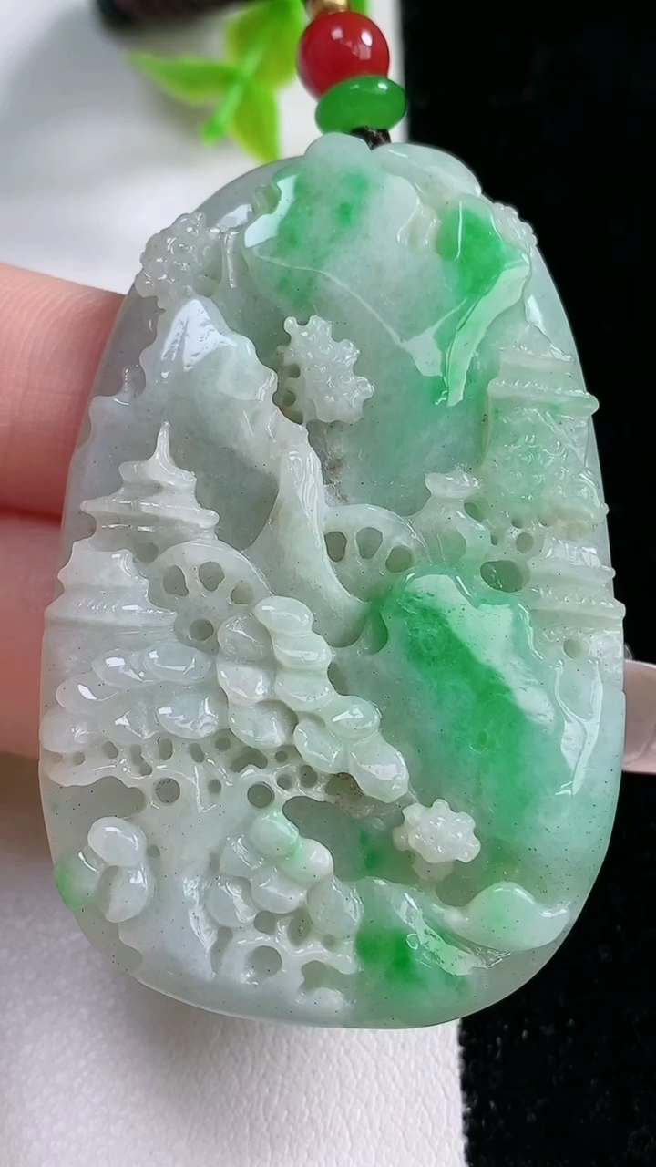 天然A货翡翠山水牌吊坠，尺寸56-35.5-6.6，重:26.52g
3月5日