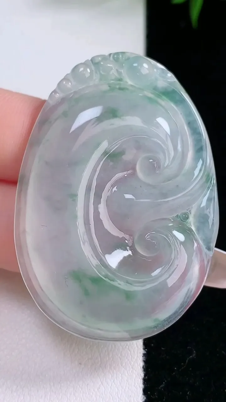 天然A货翡翠种飘花如意吊坠，尺寸49-34-5.2，重量:16.62g
3月5日