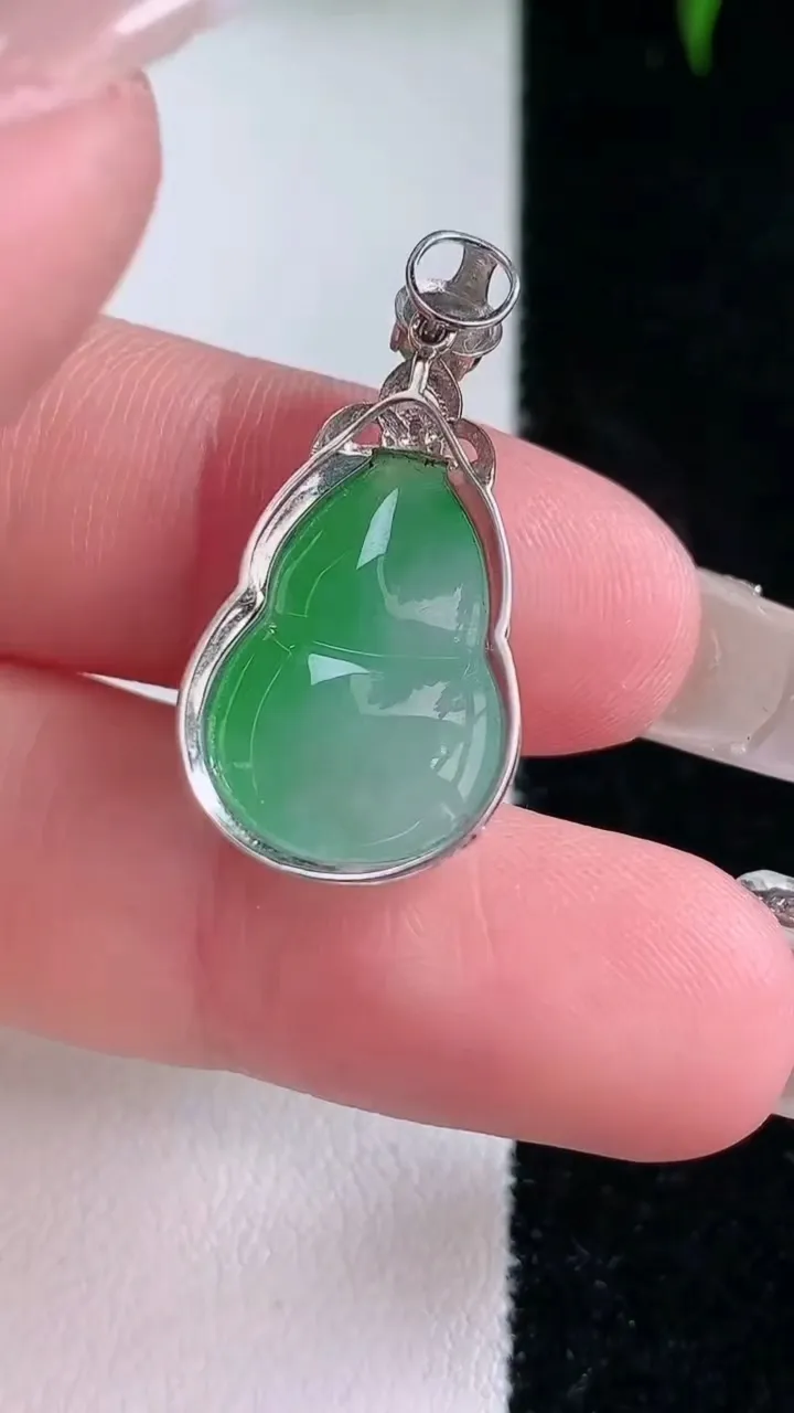 天然A货翡翠葫芦吊坠，尺寸26.3-13.3-7.5，裸石17-12重量:2.80g
3月5日