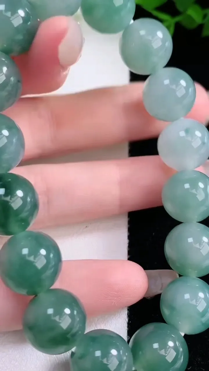 天然A货翡翠种飘花圆珠手串，尺寸12.6-16颗，重量:53.92g3月5日
工厂直销收藏佳品,种好