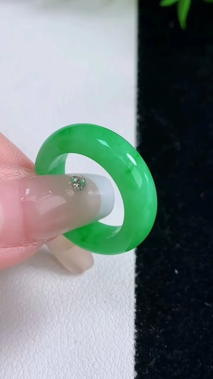 天然A货翡翠指环戒指，尺寸16.7-5.5-3.3，重量:4.61g2026年3月5日
工厂直销收藏佳品,种好水足，色泽均匀，有种有色，上手高大气！