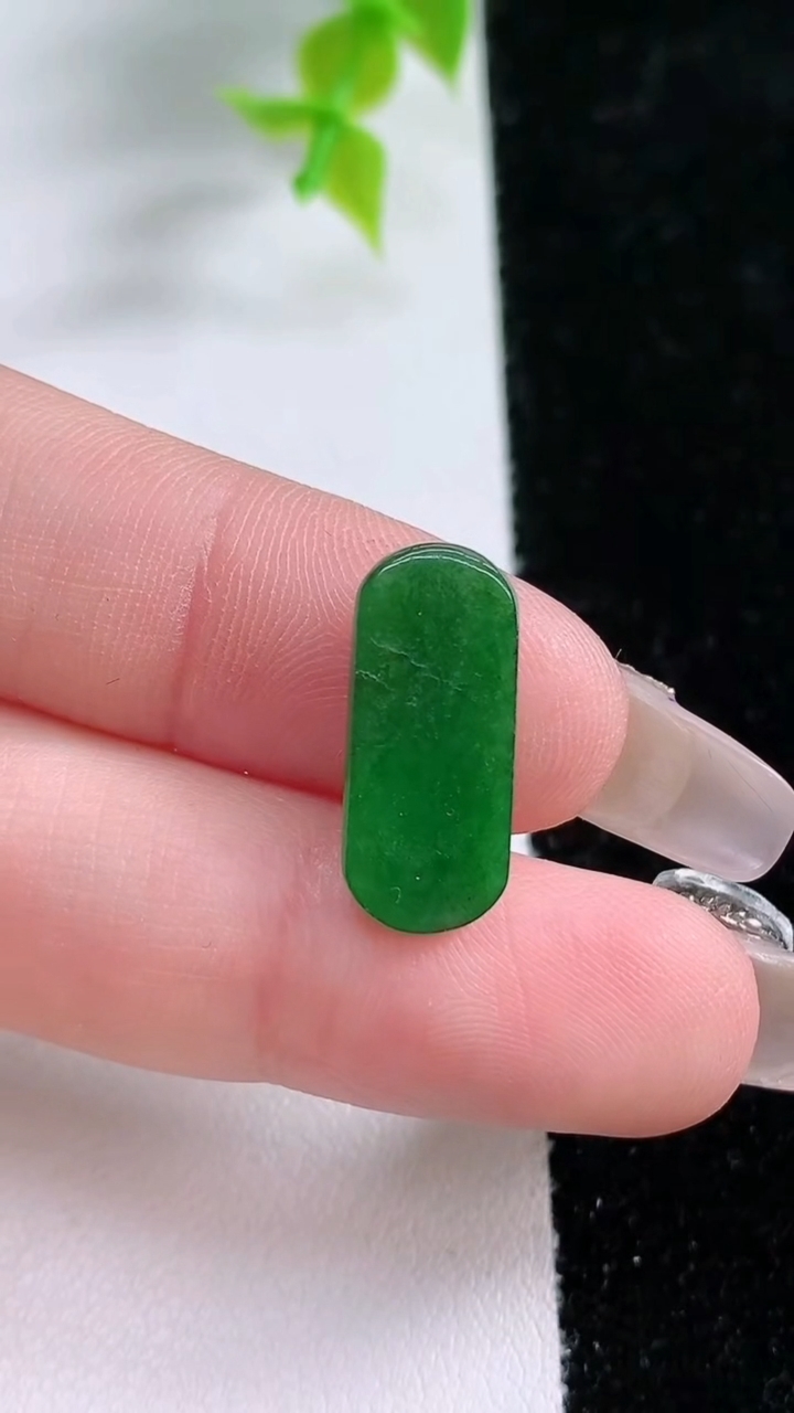 天然A货翡翠马鞍戒面，尺寸18.3-8-2.7，重:0.97g2026年3月5日
工厂直销收藏佳品,种好水足，色泽均匀，有种有色，上手高大气！