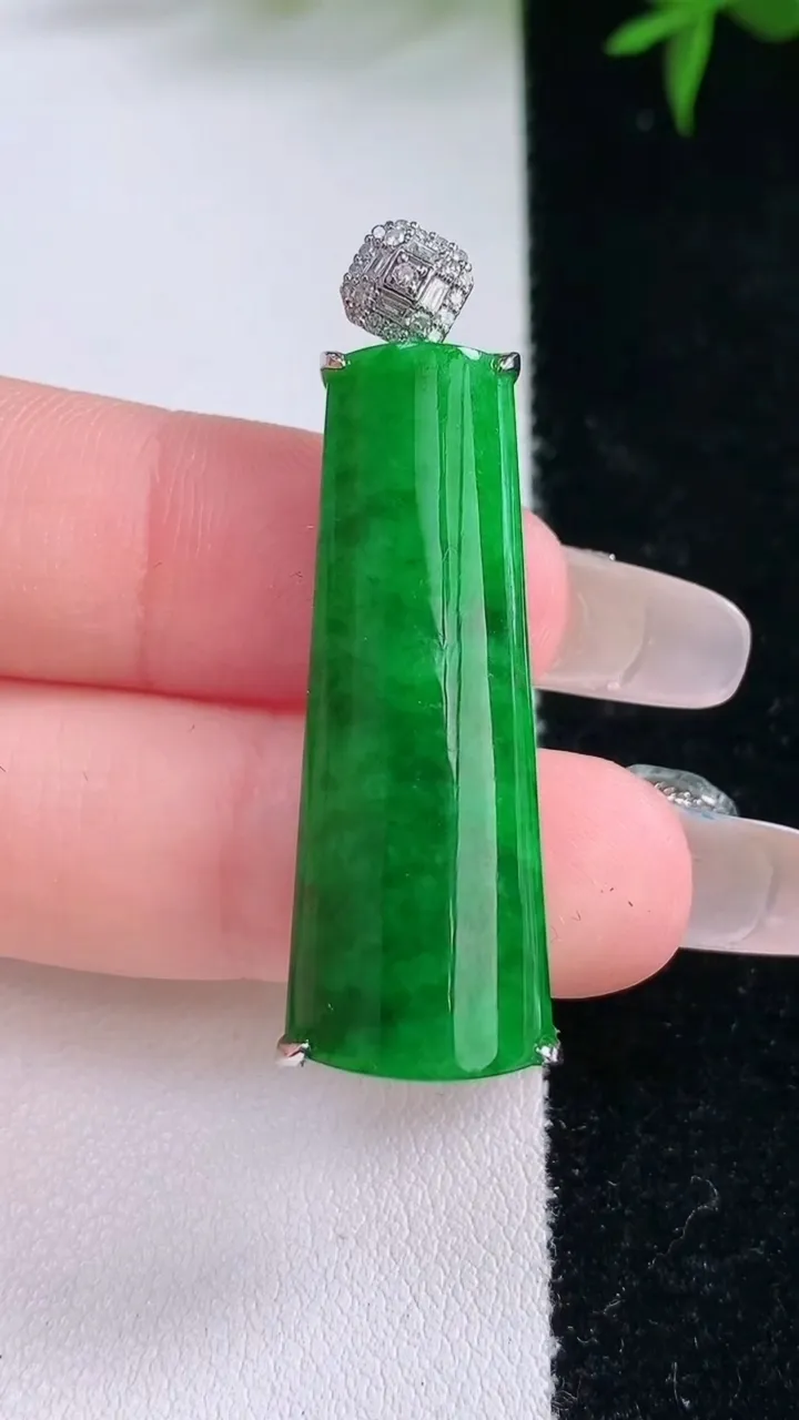 天然A货翡翠无事牌吊坠，尺寸35.6-12.4-7.2，重量:6.00g
3月5日