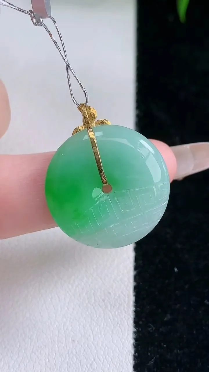 天然A货翡翠平安扣吊坠，尺寸20-3.5，重量:3.79g
3月5日