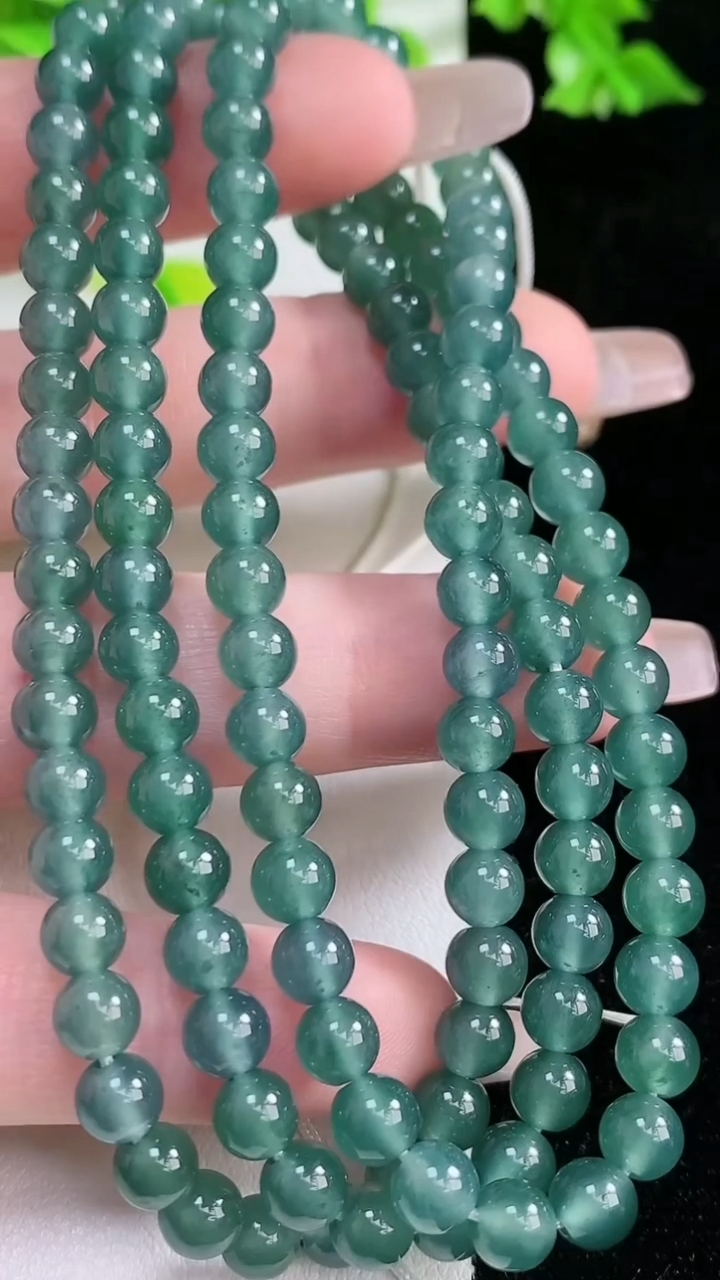 天然A货翡翠圆珠项链，尺寸5.3，重:33.69g3月5日
工厂直销收藏佳品,种好水足，色泽均匀，有