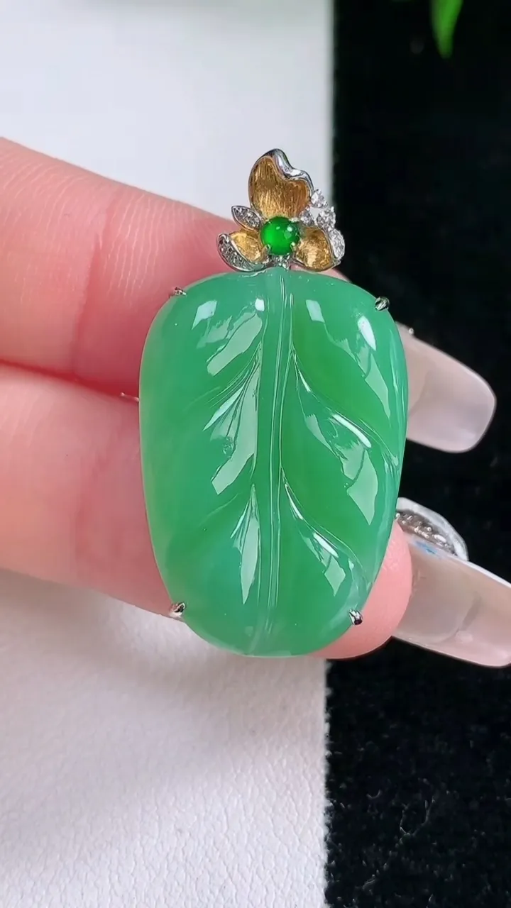 天然A货翡翠金枝玉叶 叶子吊坠，尺寸25.5-18.6-6.2，重量:6.85g
3月5日