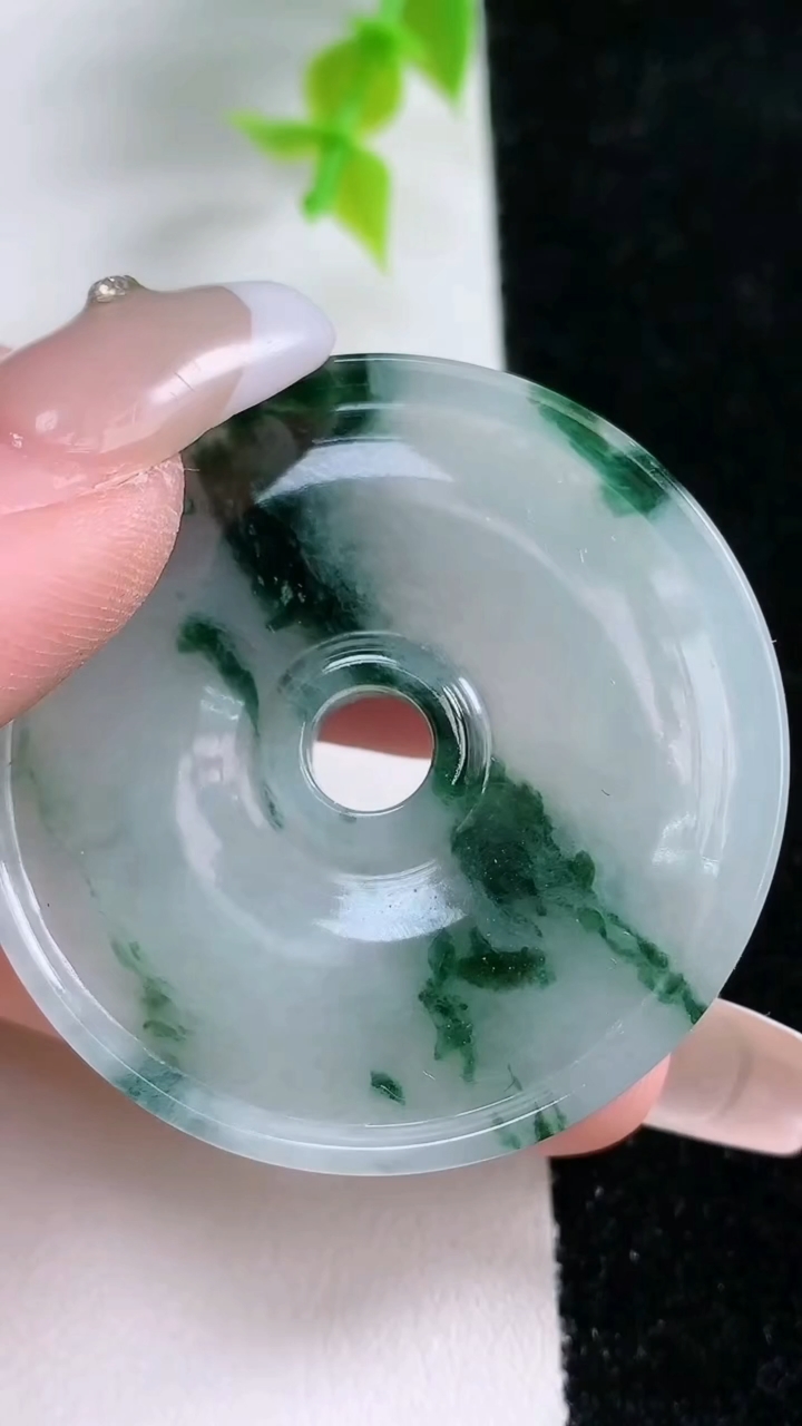 天然A货翡翠飘花母子平安扣吊坠，尺寸51.7-5.2，重:18.51g
3月5日