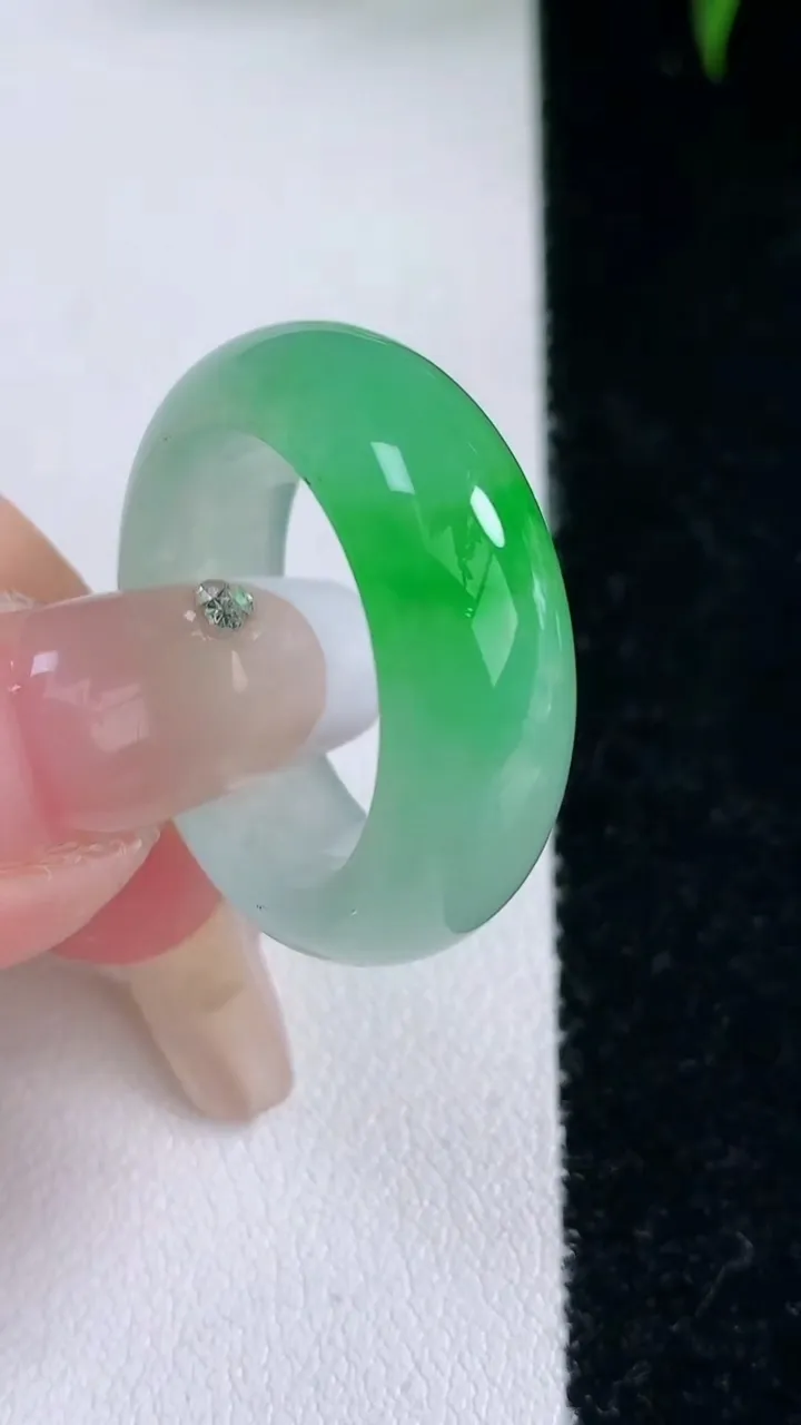 天然A货翡翠指环戒指，尺寸19.5-8.5-4.6，重量:8.39g2026年3月5日
工厂直销收藏佳品,种好水足，色泽均匀，有种有色，上手高大气！