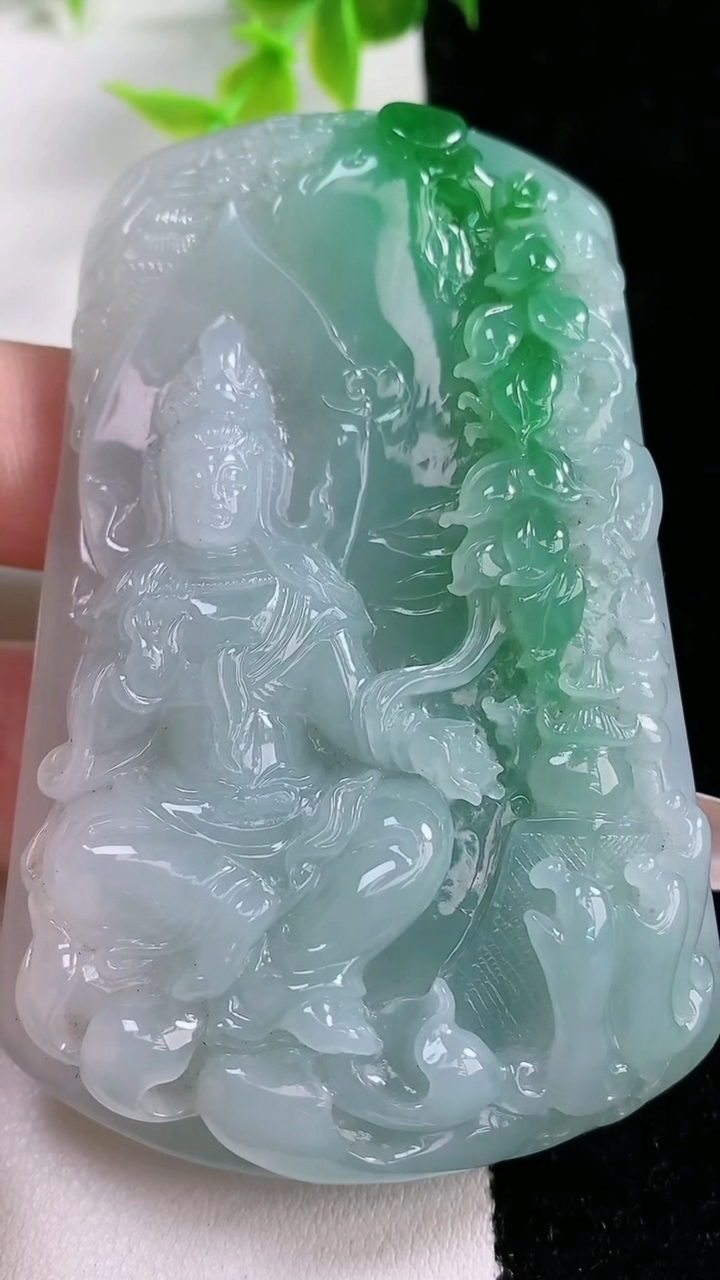 天然A货翡翠观音菩萨吊坠，尺寸75-48-11，重:78.03g
3月5日