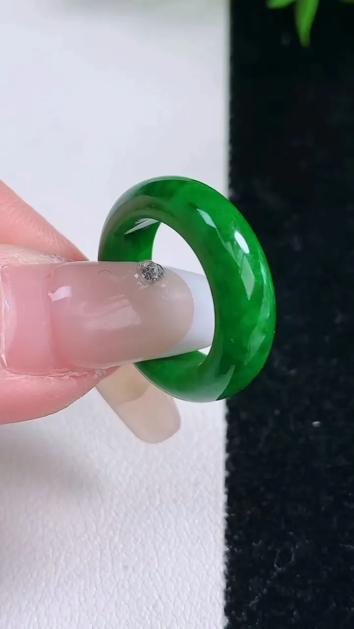天然A货翡翠指环戒指，尺寸15.8-5.7-3.4，重量:4.14g2026年3月5日
工厂直销收藏佳品,种好水足，色泽均匀，有种有色，上手高大气！