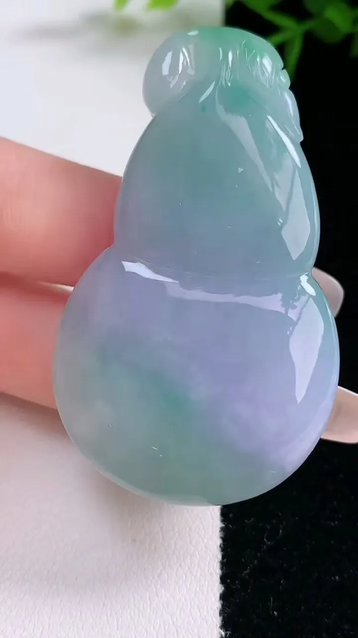 天然A货翡翠春带彩紫罗兰葫芦吊坠，尺寸56-33-11.7，重量:39.33g
3月5日