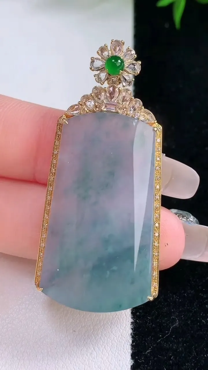 天然A货翡翠种飘花无事牌吊坠，尺寸49.8-23.4-8.8，裸石35.2-21.4重量:12.46