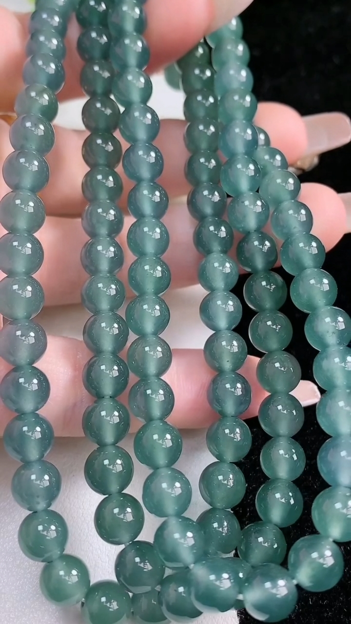 天然A货翡翠种蓝水圆珠项链108颗，尺寸7，重:63.08g3月5日
工厂直销收藏佳品,种好水足，色泽均匀，有种有色，上手高大气！