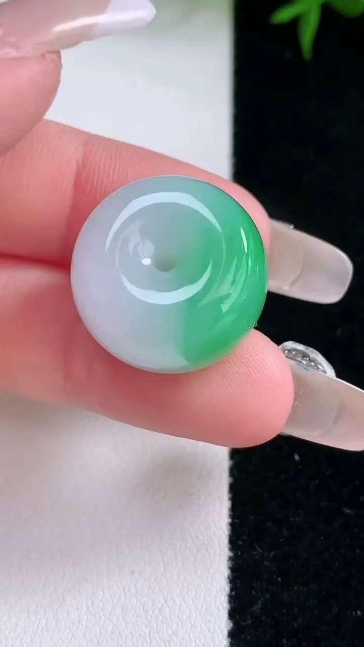 天然A货翡翠路路通吊坠，尺寸19.6-12.5，重量:11.56g
3月5日