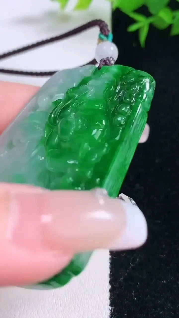 天然A货翡翠鸟语花香吊坠，尺寸56.2-42-6，重量:35.74g
3月5日