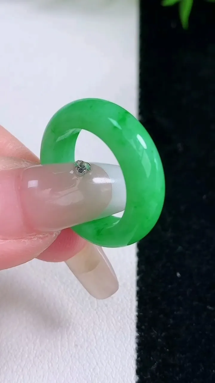 天然A货翡翠指环戒指，尺寸16.7-5.5-3.3，重量:4.61g2026年3月5日
工厂直销收藏