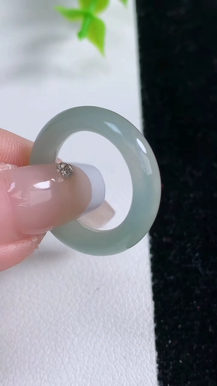 天然A货翡翠指环戒指，尺寸16.6-6-4，重:3.74g2026年3月5日
工厂直销收藏佳品,种好水足，色泽均匀，有种有色，上手高大气！