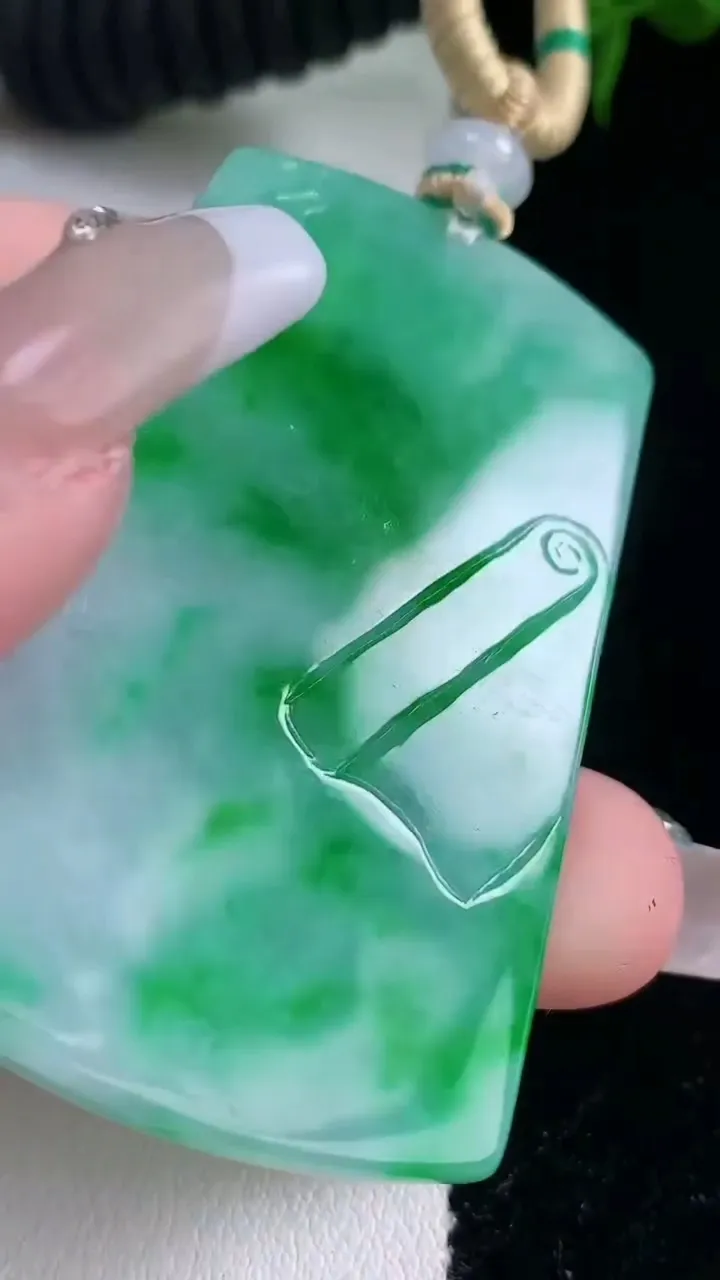 天然A货翡翠观音菩萨吊坠，尺寸56.6-35.3-4.5，重量:29.35g
3月5日