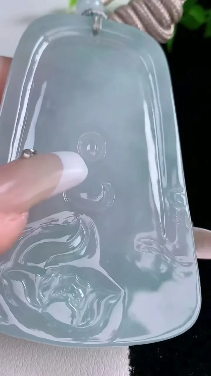 天然A货翡翠飘花大日如来吊坠，尺寸74-46-5，重量:49.17g
3月5日