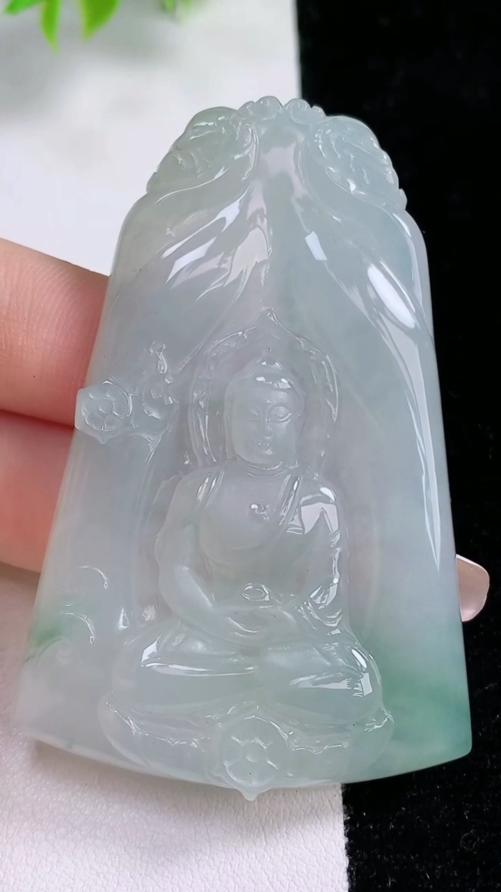 天然A货翡翠大日如来吊坠，尺寸66-43-6.5，重:34.30g
3月5日