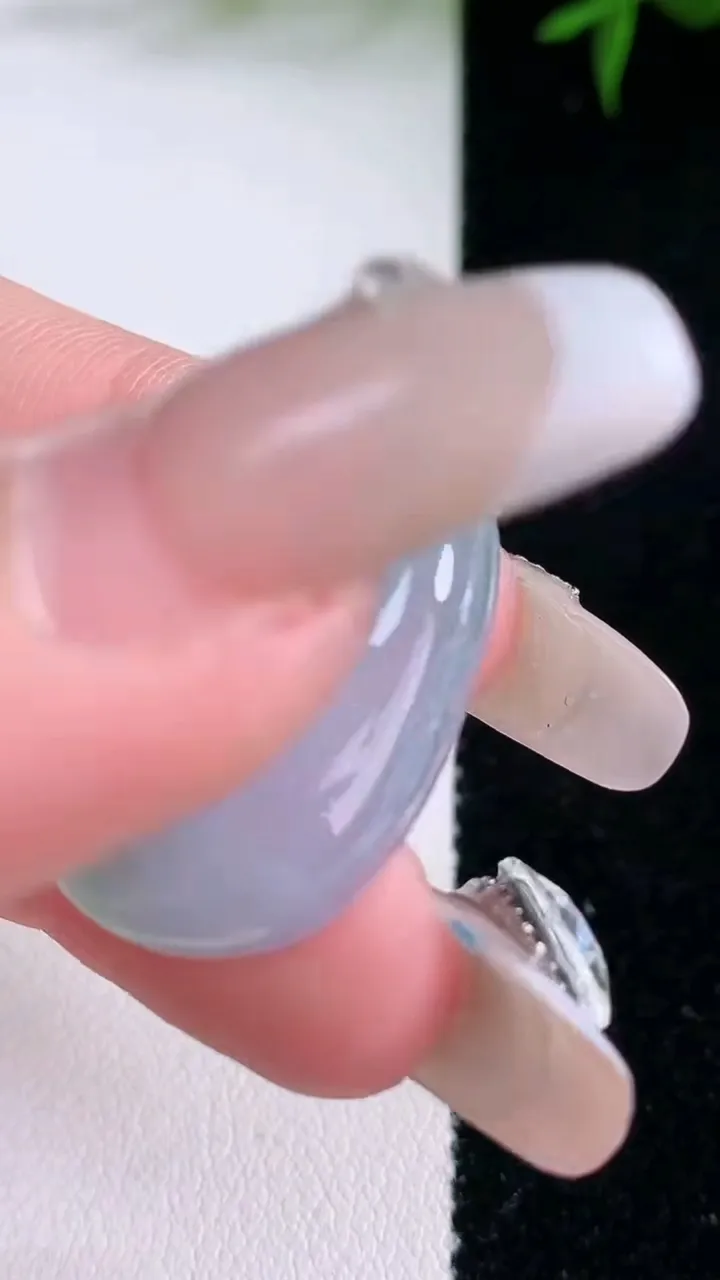 天然A货翡翠如意吊坠，尺寸28.3-17-5.4，重量:5.39g
3月5日