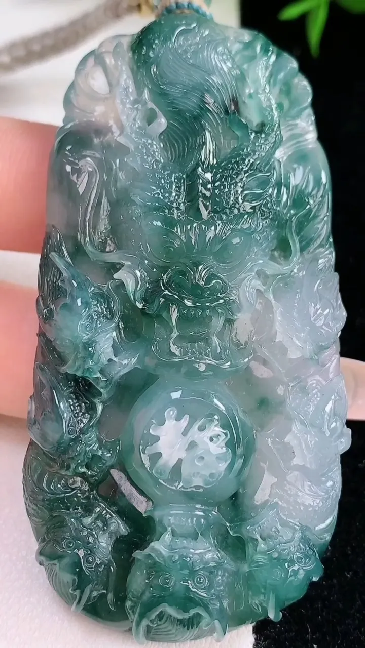 天然A货翡翠种飘花龙牌吊坠，尺寸71-36-11，重量:56.00g
3月5日