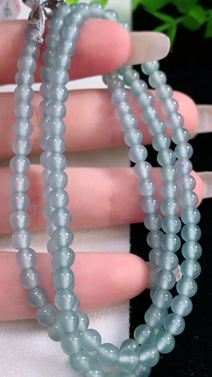 天然A货翡翠圆珠项链，尺寸4.4-133颗，重量:21.23g3月5日
工厂直销收藏佳品,种好水足，色泽均匀，有种有色，上手高大气！