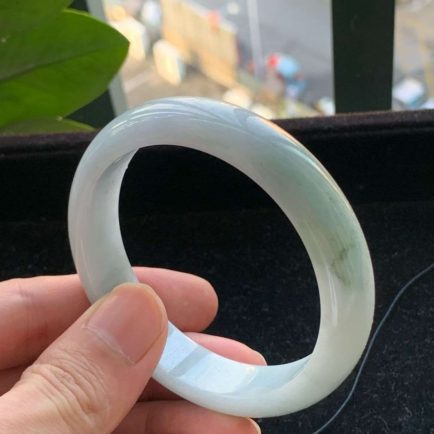 A货天然翡翠冰糯种浅绿手镯58.4圈重量76.67
3月5日