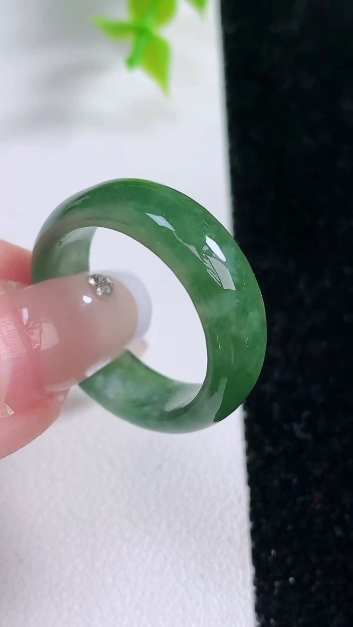 天然A货翡翠指环戒指，尺寸20-7.5-3.3，重:5.20g2026年3月5日
工厂直销收藏佳品,种好水足，色泽均匀，有种有色，上手高大气！