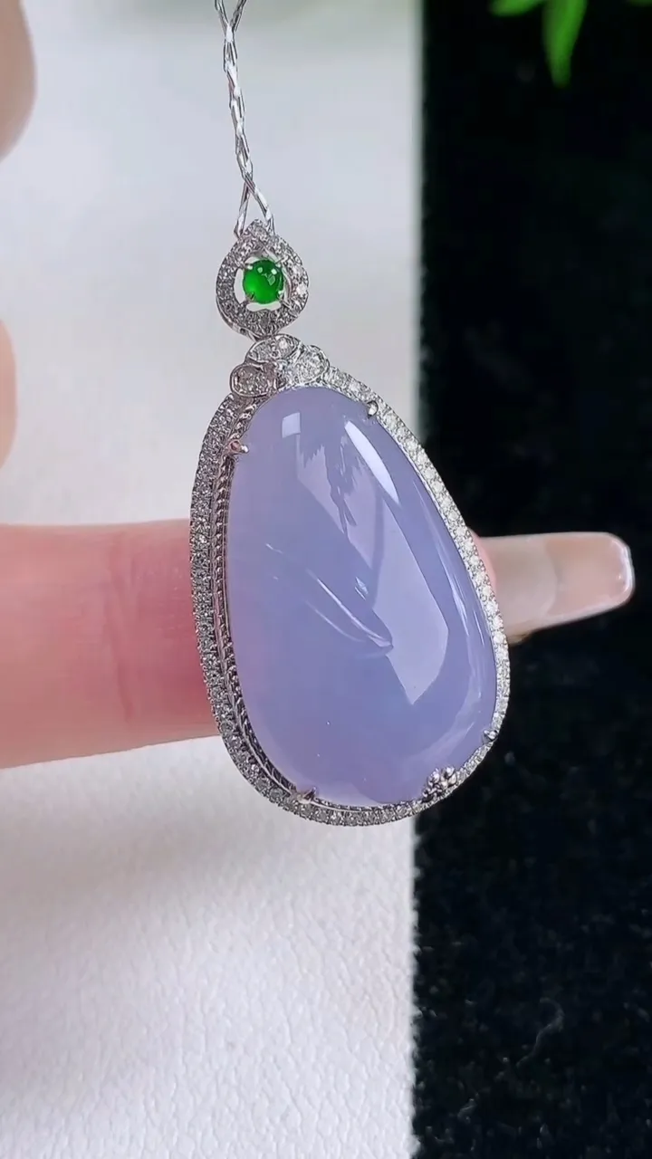 天然A货翡翠18K金紫罗兰福瓜吊坠，尺寸33-16.6-9.3，裸石23-13.2重量:4.60g
3月5日