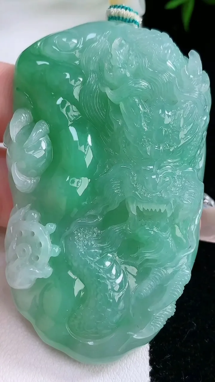 天然A货翡翠龙牌吊坠，尺寸63.6-40-14.7，重量:66.72g
3月5日