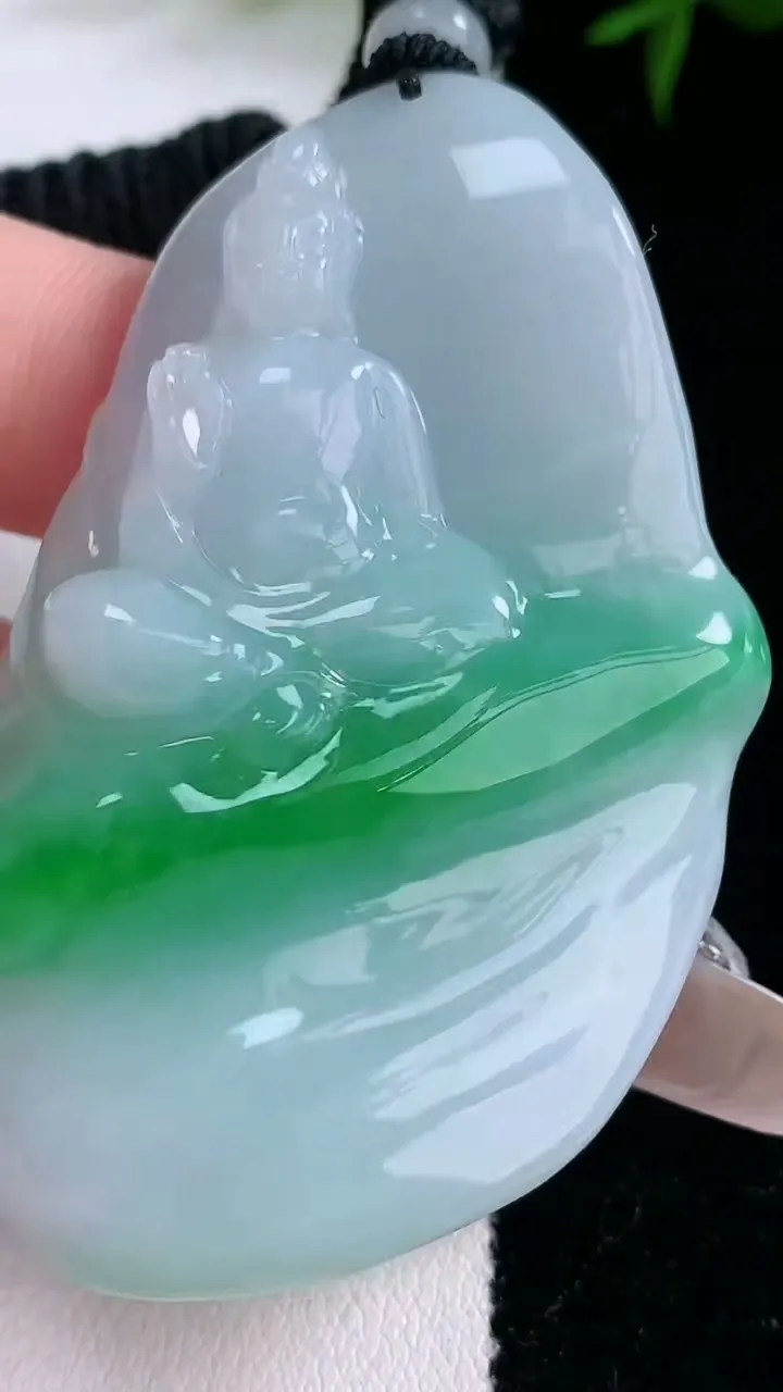天然A货翡翠观音菩萨吊坠，尺寸61.3-37.7-14，重量:52.89g
3月5日