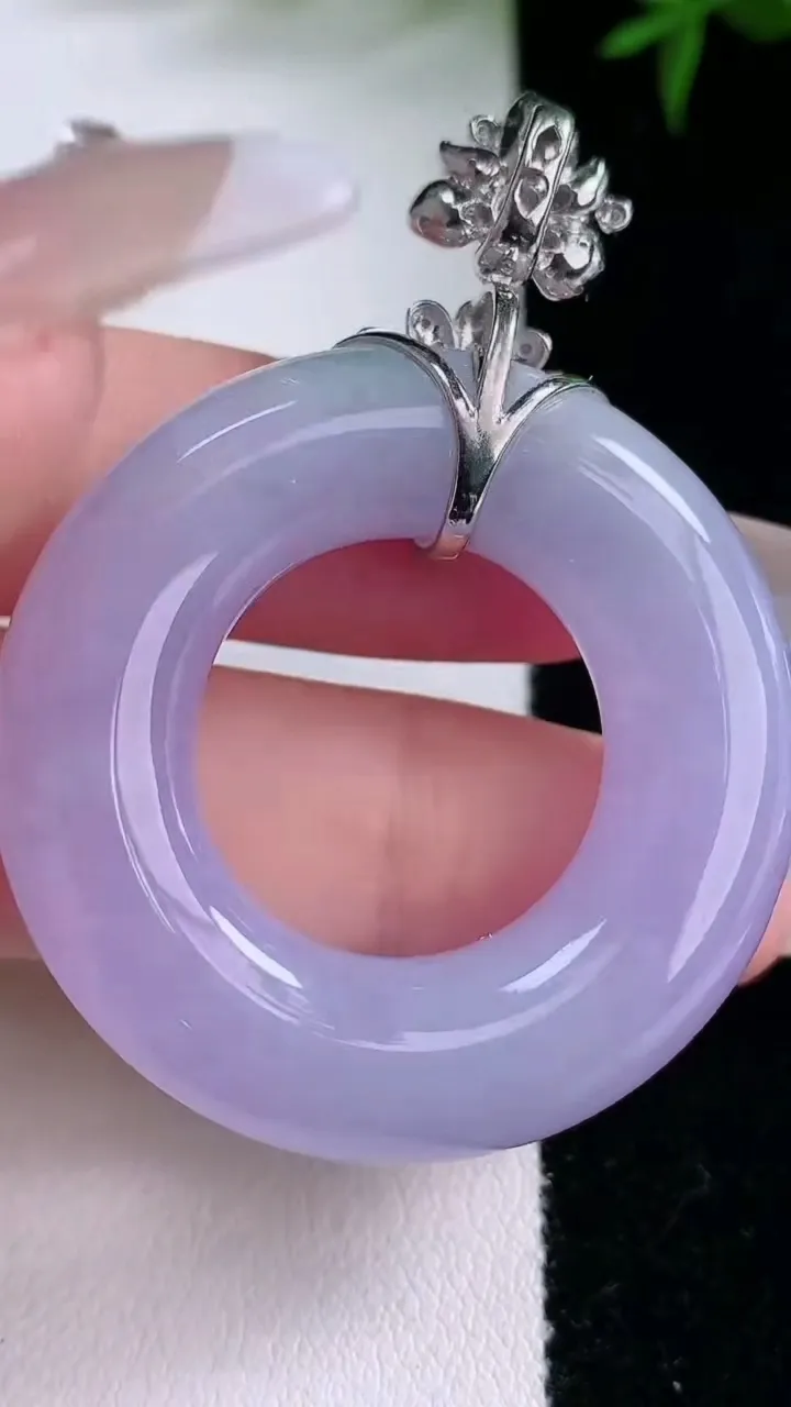 天然A货翡翠18K金紫罗兰平安环吊坠，尺寸39.4-8.8，重量:25.28g
3月5日