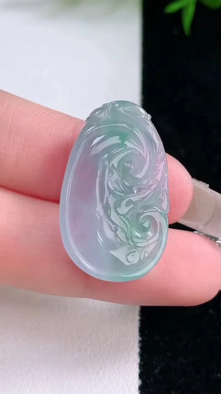 天然A货翡翠如意吊坠，尺寸28.3-17-5.4，重量:5.39g
3月5日