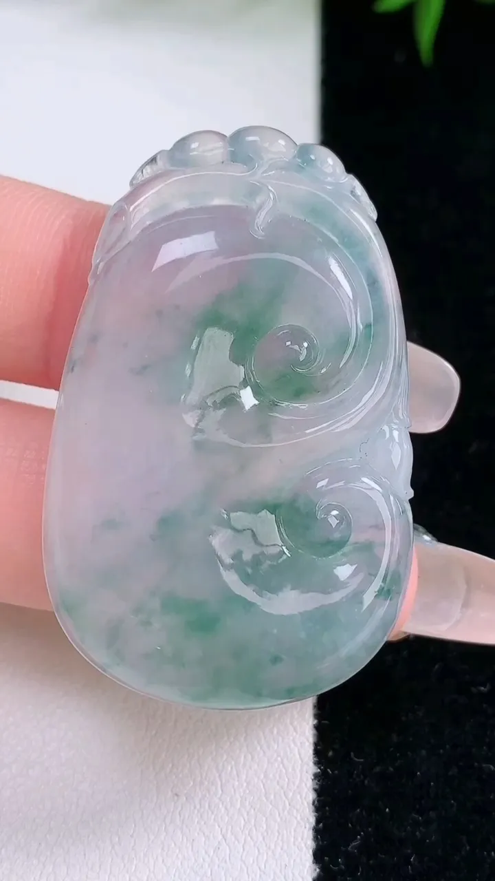 天然A货翡翠冰种飘花如意吊坠，尺寸43.7-27.7-5.2，重量:13.63g
3月5日