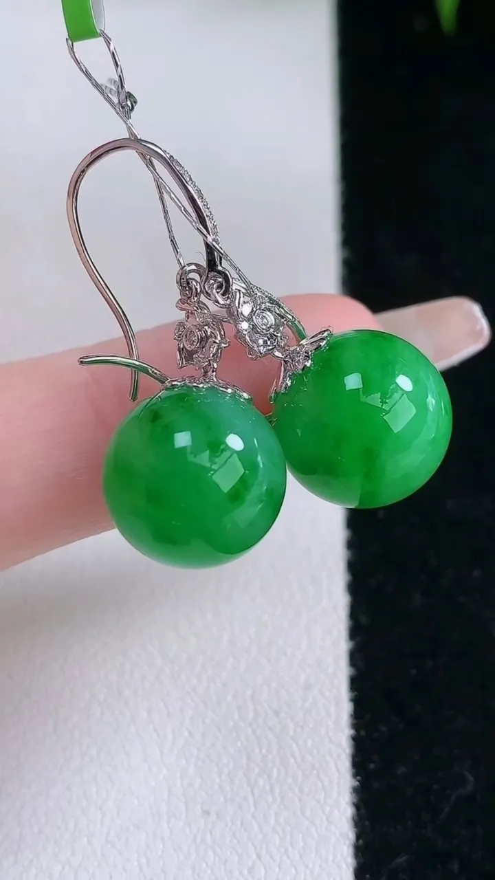 天然A货翡翠圆珠耳坠，尺寸12，重量:8.42g3月5日
工厂直销收藏佳品,种好水足，色泽均匀，有种有色，上手高大气！