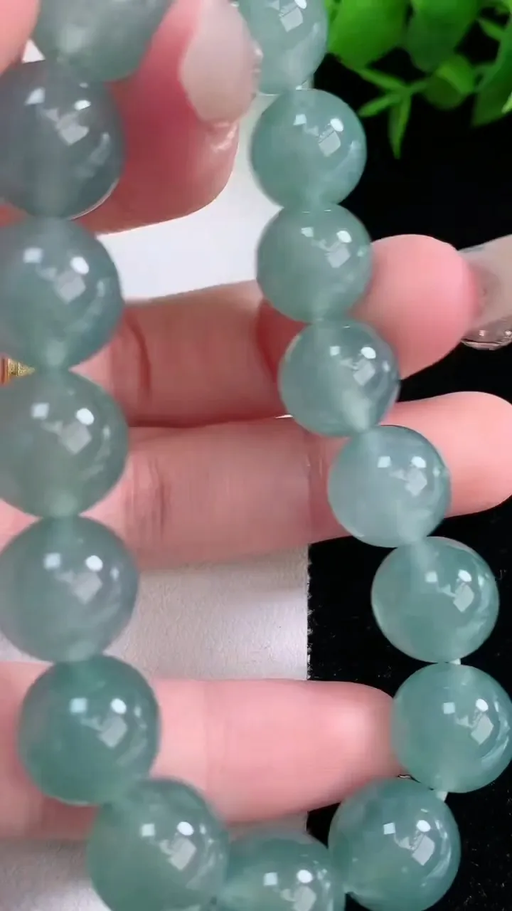 天然A货翡翠圆珠手串，尺寸12-17颗，重量:49.24g3月5日
工厂直销收藏佳品,种好水足，色泽