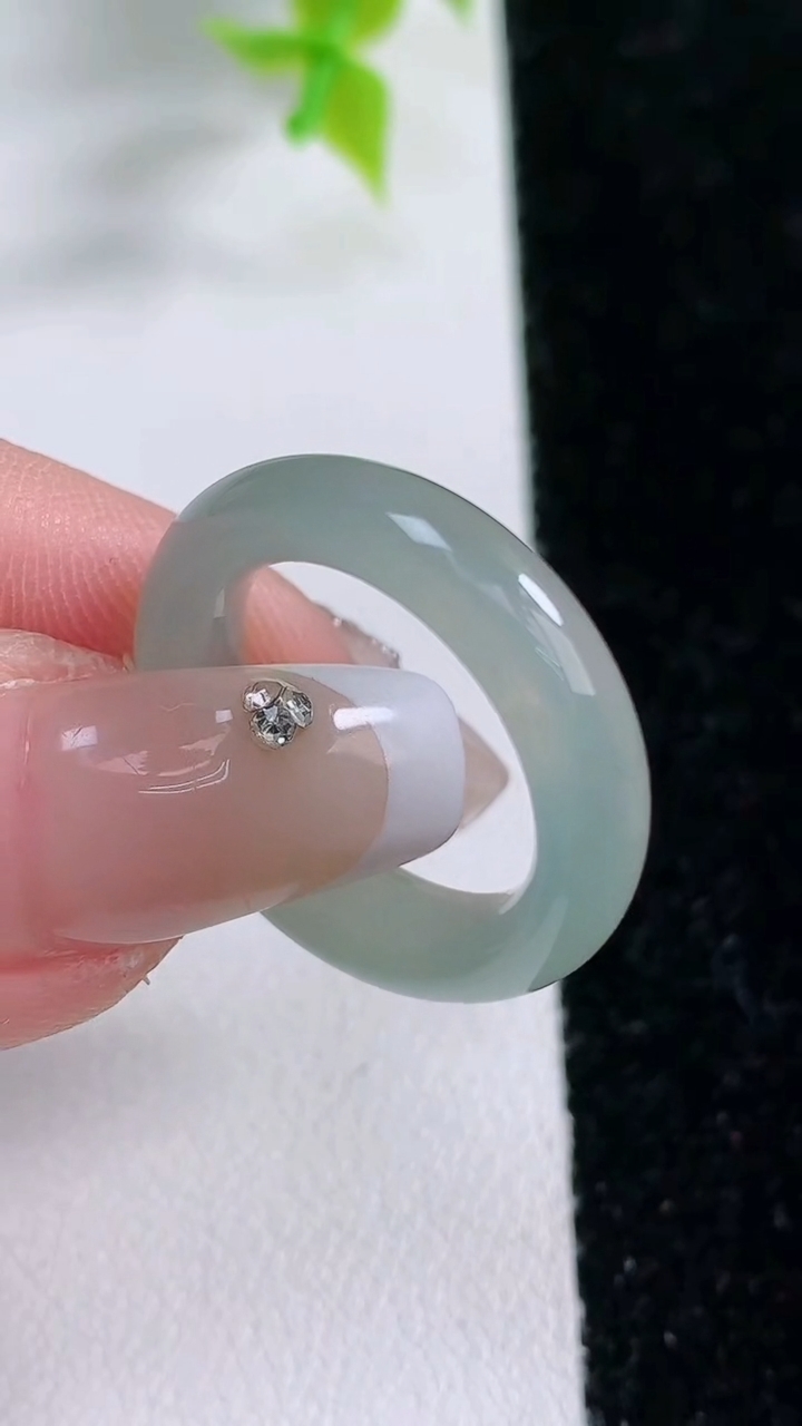 天然A货翡翠指环戒指，尺寸16.6-6-4，重:3.74g2026年3月5日
工厂直销收藏佳品,种好水足，色泽均匀，有种有色，上手高大气！