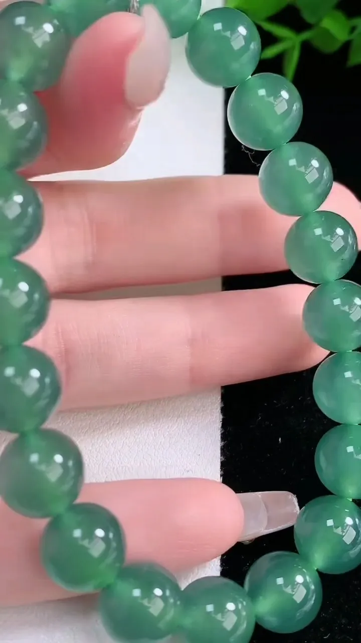 天然A货翡翠圆珠手串，尺寸9.8-20颗，重量:32.93g3月5日
工厂直销收藏佳品,种好水足，色