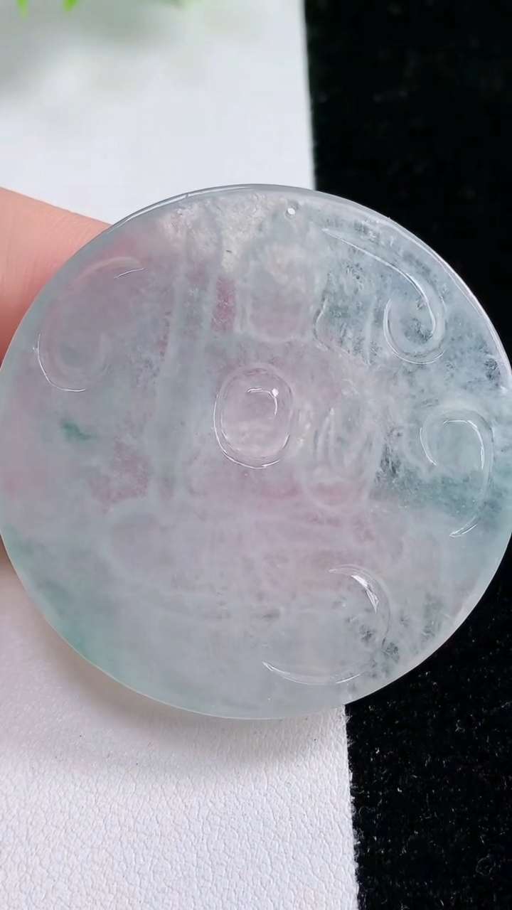 天然A货翡翠不动明王吊坠，尺寸49-4.8，重:23.02g
3月5日