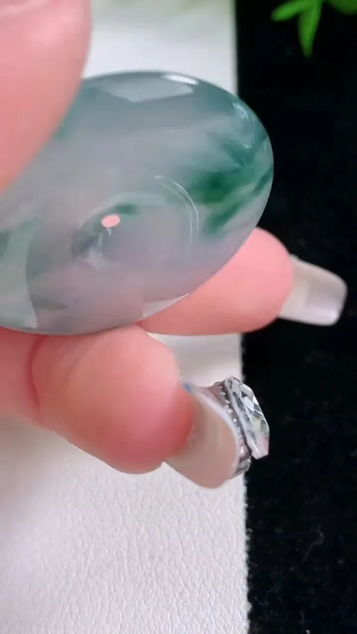 天然A货翡翠种飘花平安扣吊坠，尺寸32-6.2，重量:13.28g
3月5日