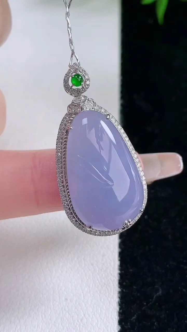 天然A货翡翠18K金紫罗兰福瓜吊坠，尺寸33-16.6-9.3，裸石23-13.2重量:4.60g
