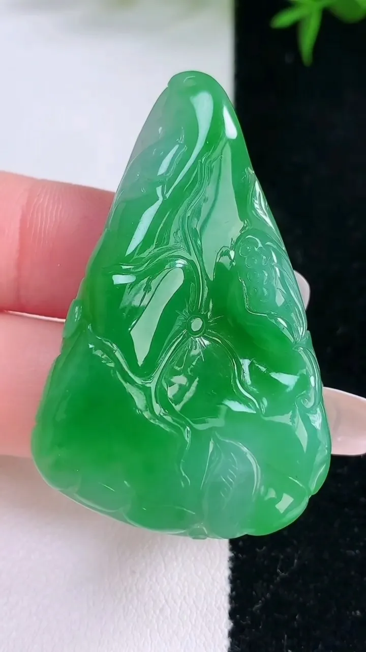 天然A货翡翠年年有余吊坠，尺寸47.6-29.5-7.6，重量:19.63g
3月5日