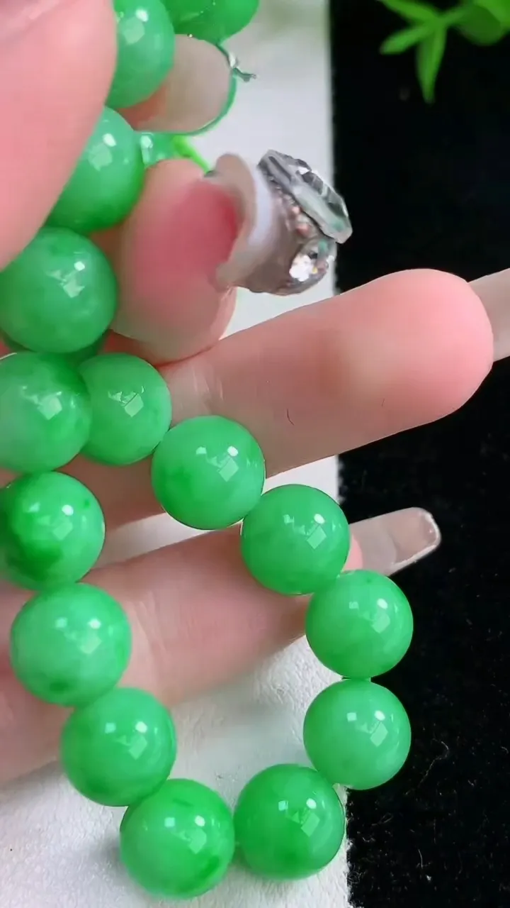 天然A货翡翠圆珠手串，尺寸9.2-20颗，重量:28.42g3月5日
工厂直销收藏佳品,种好水足，色泽均匀，有种有色，上手高大气！